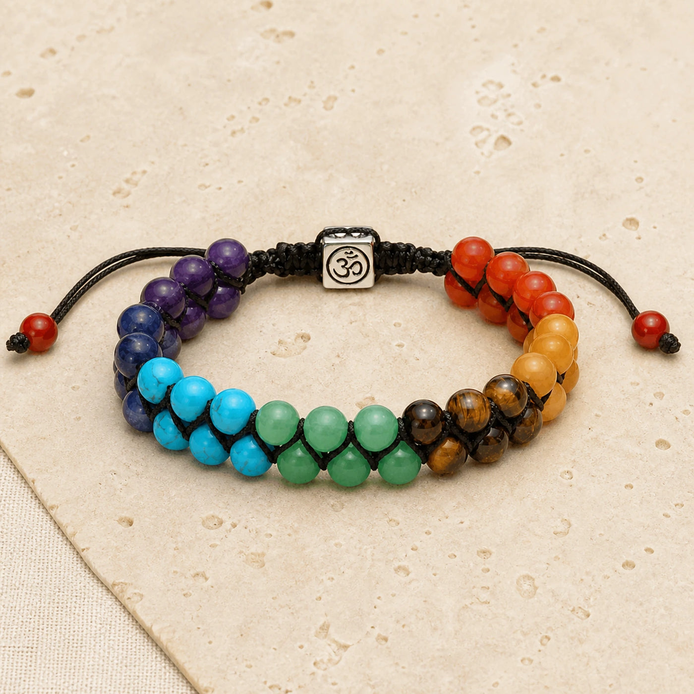 Vue complète d’un bracelet 7 Chakras double rang à cordon tressé.