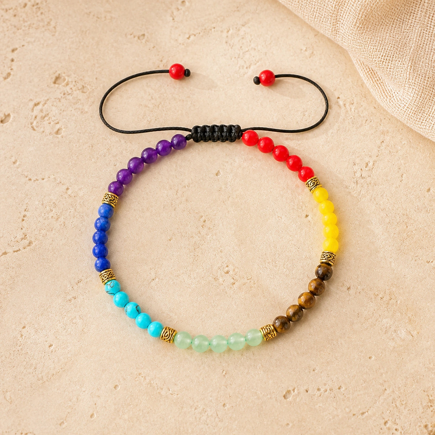 Vue complète d’un bracelet 7 Chakras fin à cordon ajustable.