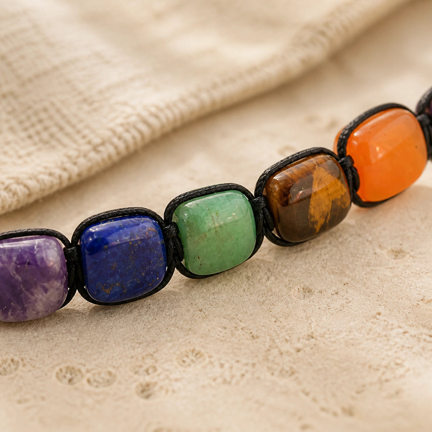Détail des pierres naturelles carrées d’un bracelet 7 Chakras.