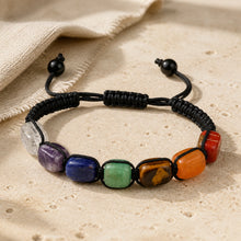 Bracelet 7 Chakras ajustable composé de sept pierres naturelles carrées.