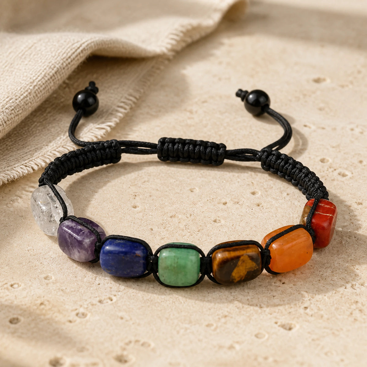 Bracelet 7 Chakras ajustable composé de sept pierres naturelles carrées.