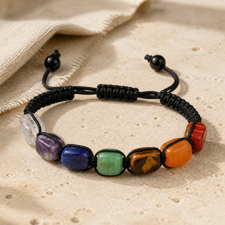 Bracelet 7 Chakras ajustable composé de sept pierres naturelles carrées.