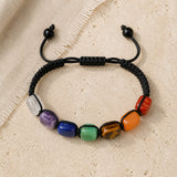 Vue complète d’un bracelet 7 Chakras en pierres carrées et cordon noir.