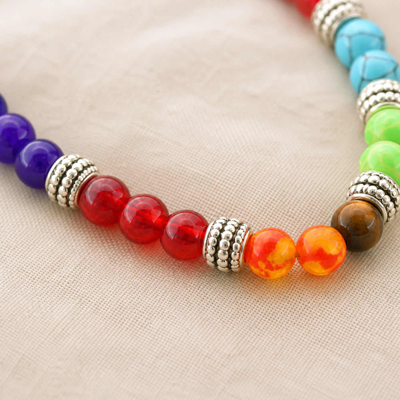 Détail des perles colorées et polies d’un bracelet 7 Chakras.