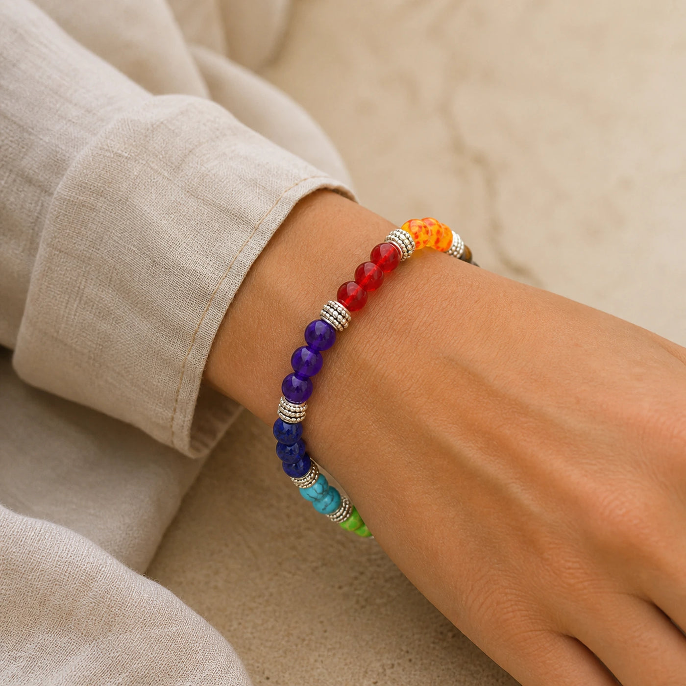 Bracelet 7 Chakras en pierres naturelles porté au poignet.
