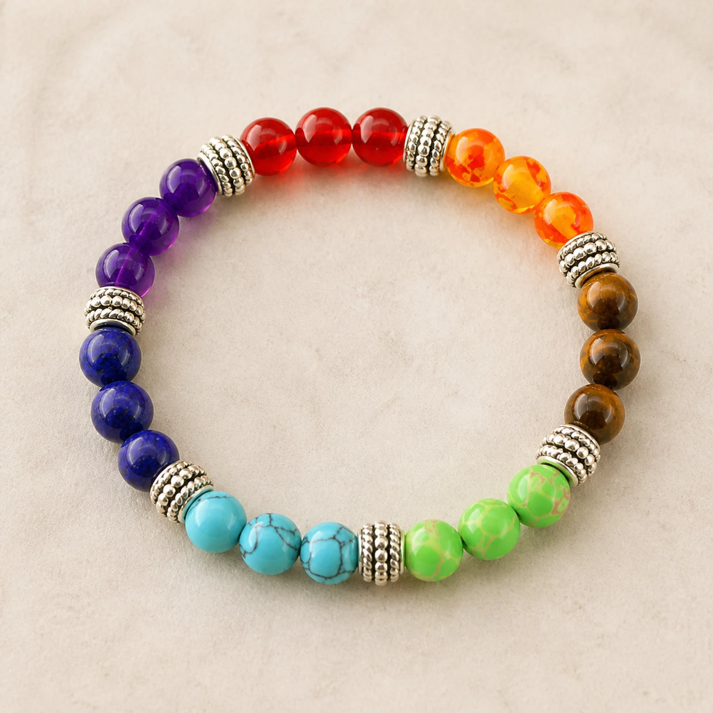 Vue complète d’un bracelet 7 Chakras en perles de pierres naturelles.