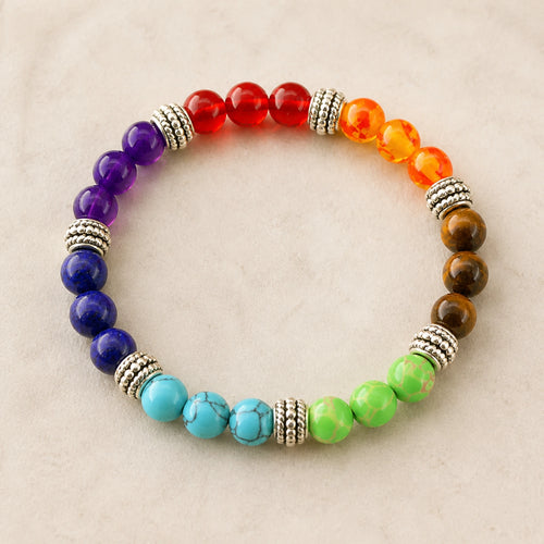 Vue complète d’un bracelet 7 Chakras en perles de pierres naturelles.