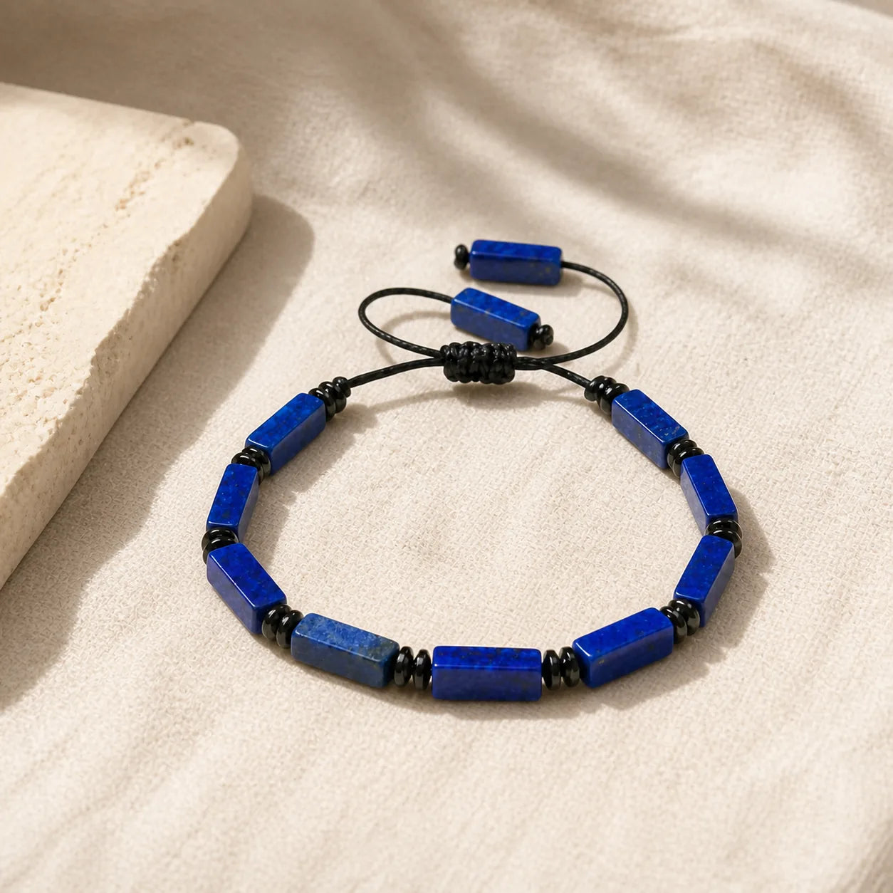 Bracelet ajustable en Lapis Lazuli dans une ambiance naturelle