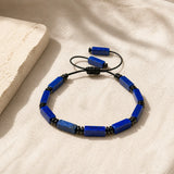 Bracelet ajustable en Lapis Lazuli dans une ambiance naturelle
