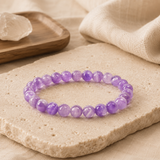 Bracelet en améthyste dans une ambiance naturelle et apaisée