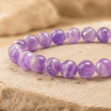 Gros plan sur les perles violettes du bracelet en améthyste