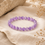 Bracelet en améthyste posé sur du lin écru