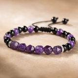 Gros plan sur les perles en améthyste facettée et onyx noir d'un bracelet réglable