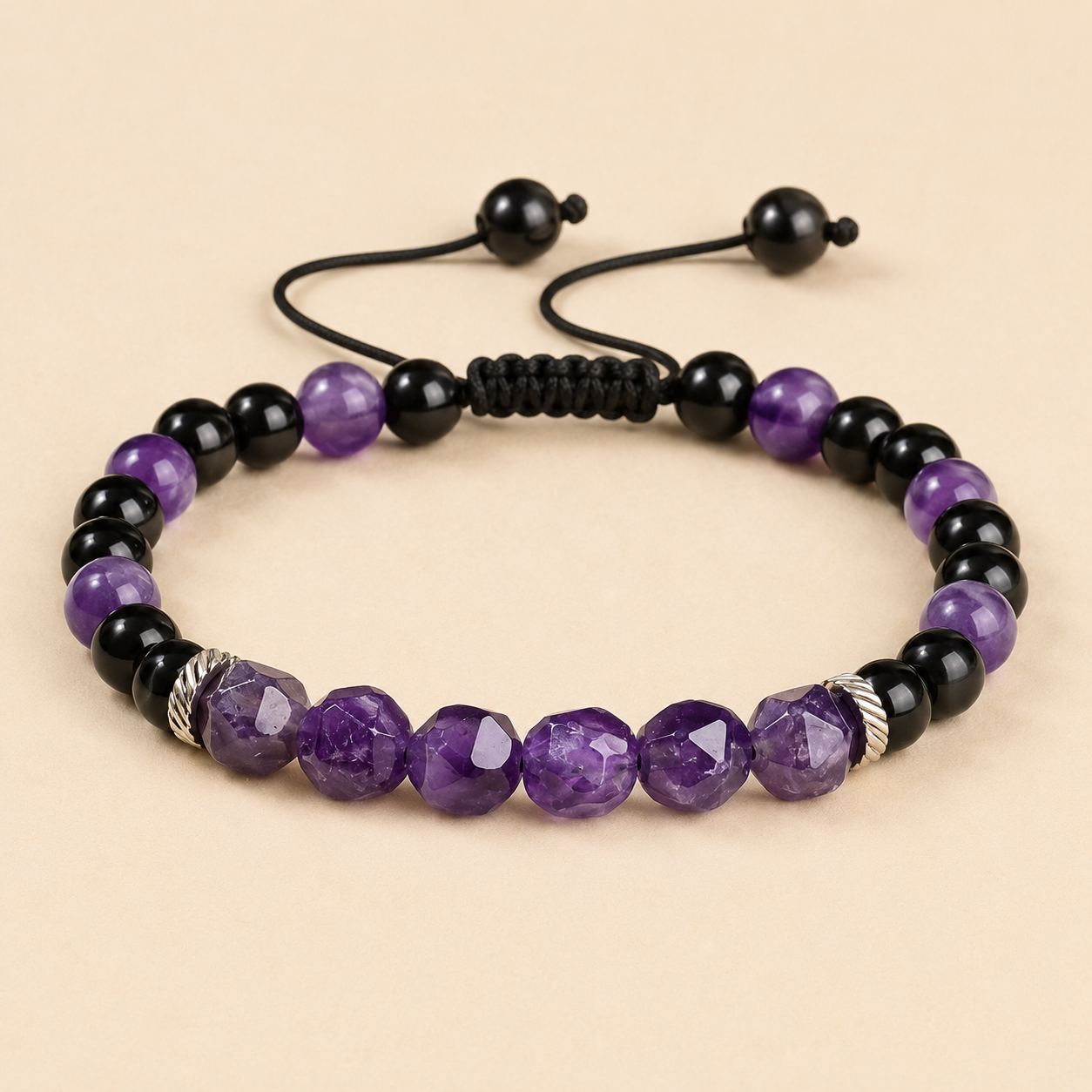 Bracelet réglable en pierres naturelles améthyste et onyx noir sur fond beige premium