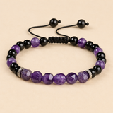 Bracelet réglable en pierres naturelles améthyste et onyx noir sur fond beige premium