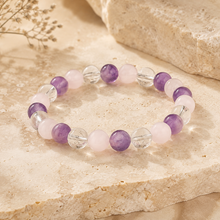 Bracelet en améthyste, quartz rose et cristal de roche sur pierre beige naturelle