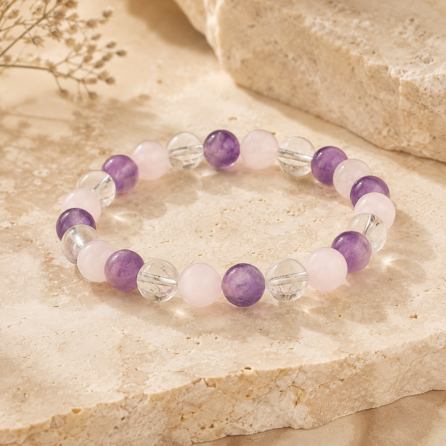 Bracelet en améthyste, quartz rose et cristal de roche sur pierre beige naturelle