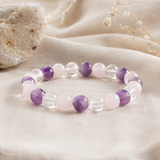 Bracelet en pierres naturelles posé sur un tissu en lin clair