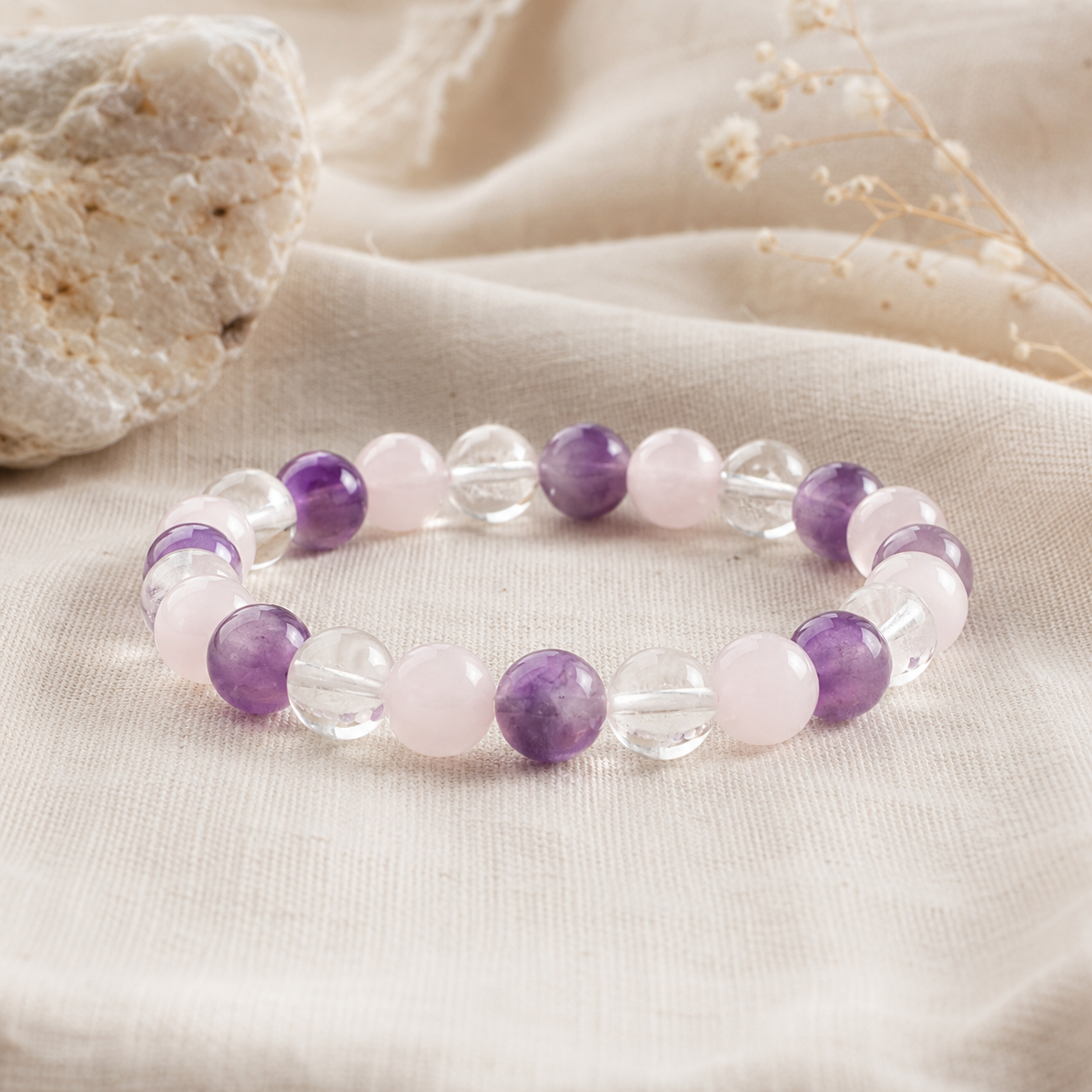 Bracelet en pierres naturelles posé sur un tissu en lin clair