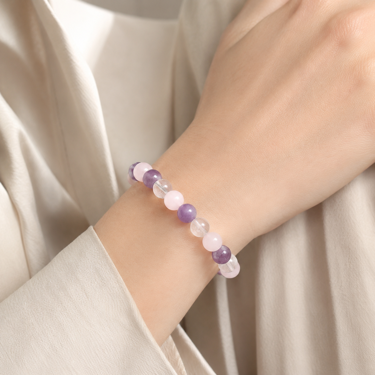 Bracelet améthyste, quartz rose et cristal de roche porté au poignet