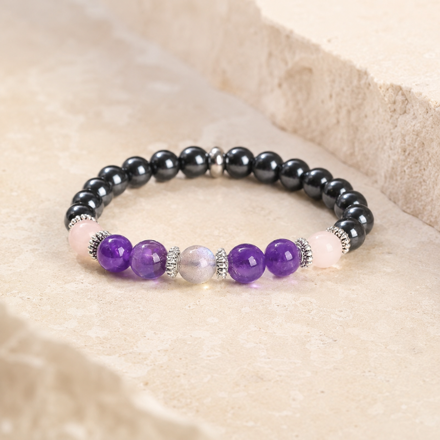 Bracelet Nyra en améthyste, quartz rose et labradorite sur pierre beige