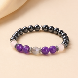 Bracelet en améthyste, quartz rose et hématite dans une mise en scène naturelle