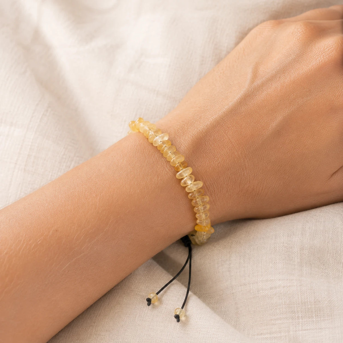 Bracelet Citrine baroque ajustable porté au poignet