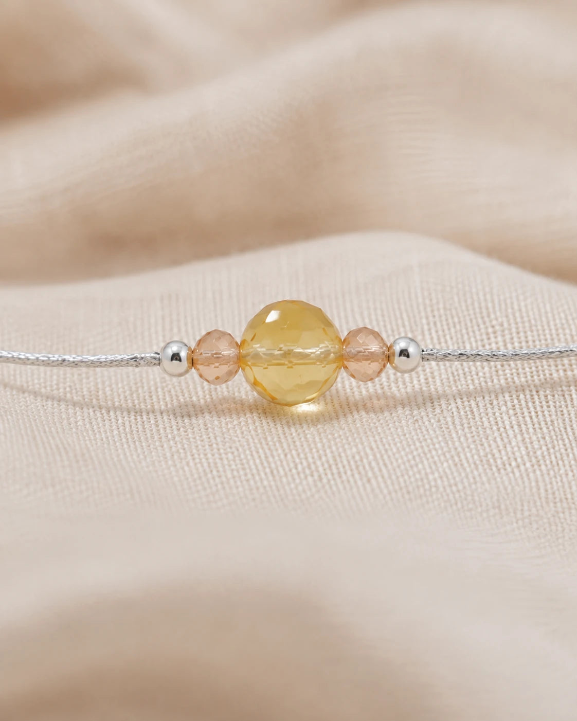 Détail de la Citrine centrale du bracelet minimaliste