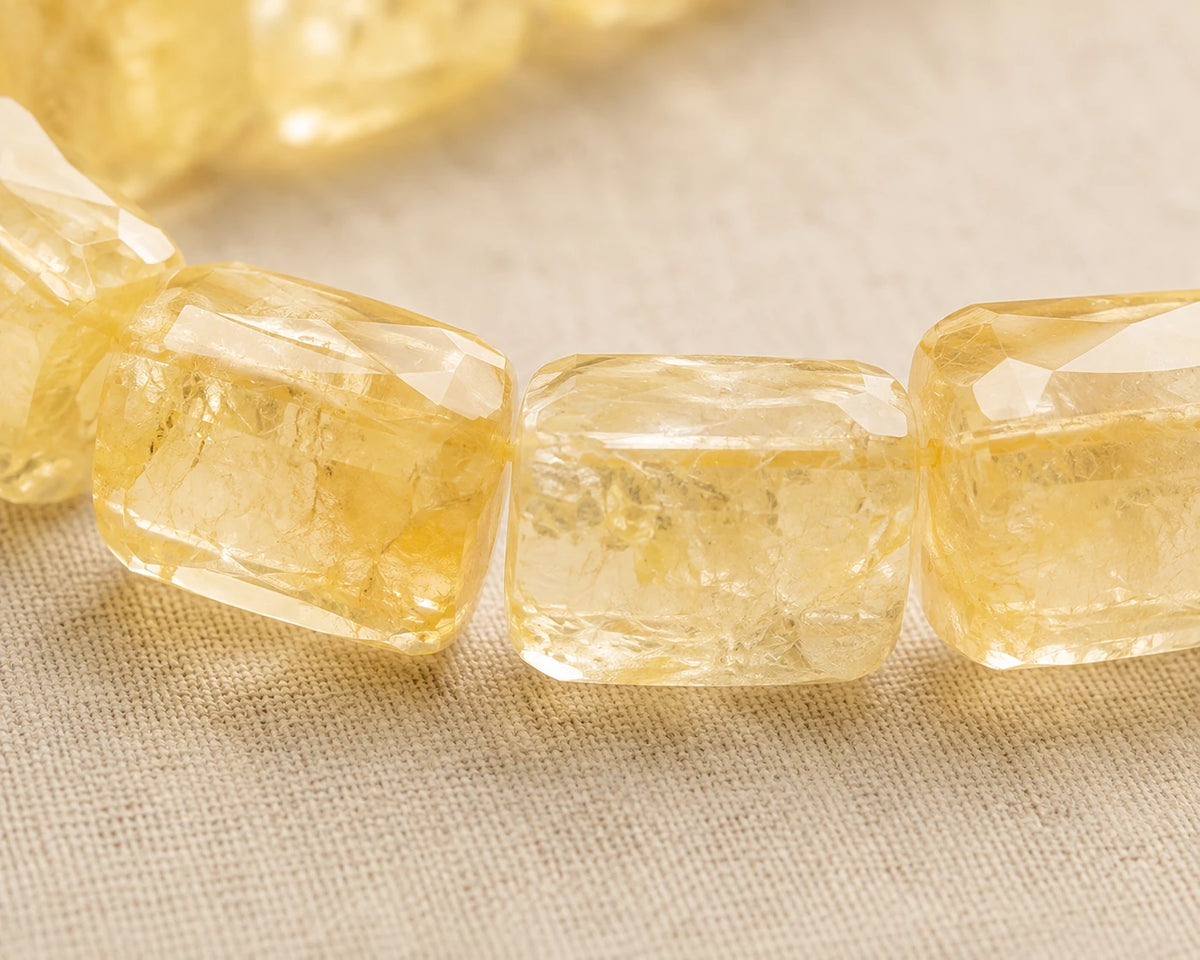 Détail des grandes pierres facettées en Citrine du bracelet