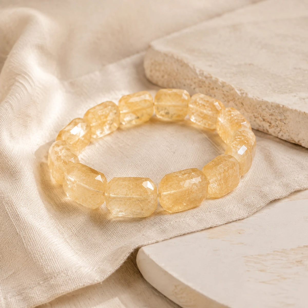Bracelet Citrine facettée dans une ambiance naturelle
