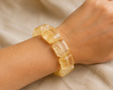 Bracelet Citrine facettée porté au poignet