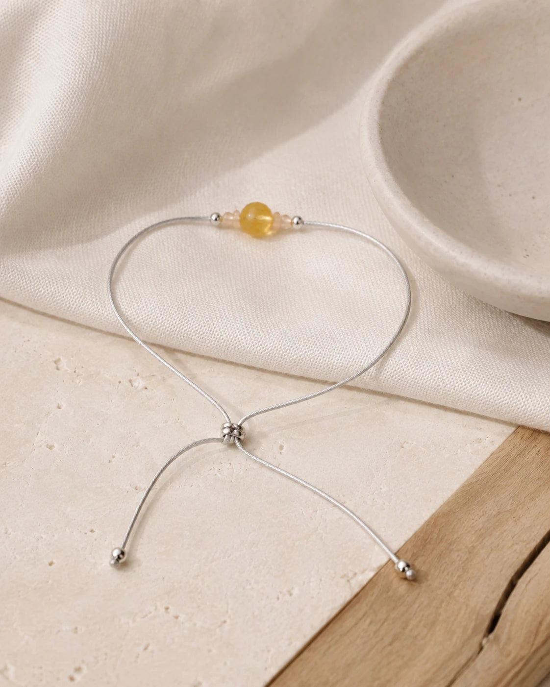 Bracelet Citrine fin dans une ambiance naturelle et lumineuse