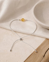 Bracelet Citrine fin dans une ambiance naturelle et lumineuse
