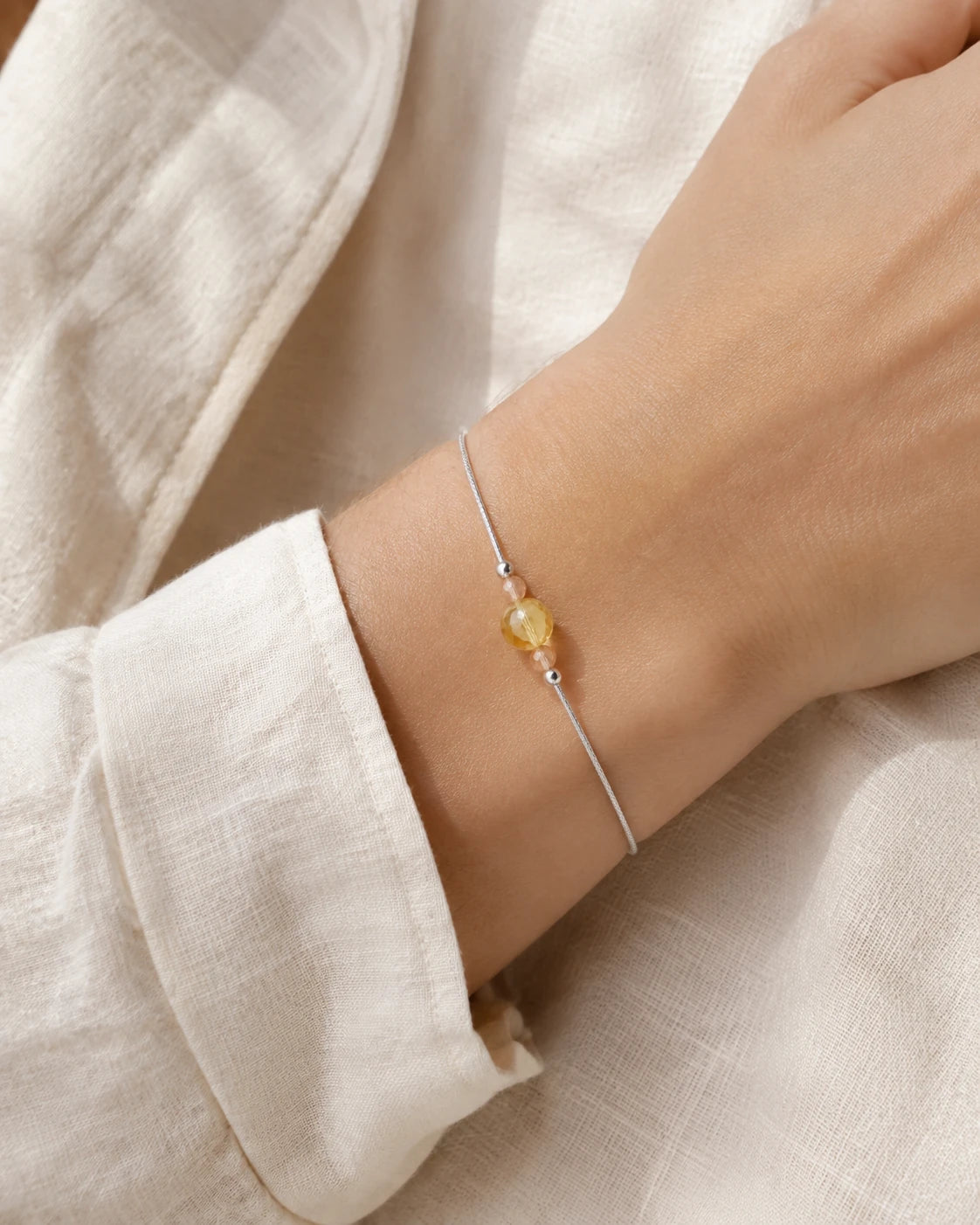 Bracelet Citrine minimaliste ajustable porté au poignet