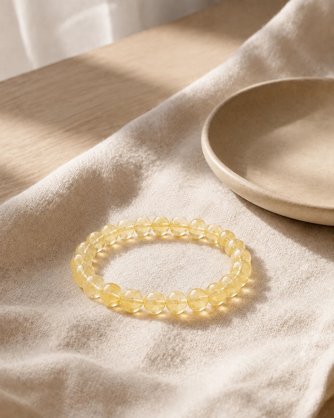 Bracelet Citrine en perles dans une ambiance naturelle et lumineuse