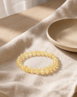 Bracelet Citrine en perles dans une ambiance naturelle et lumineuse