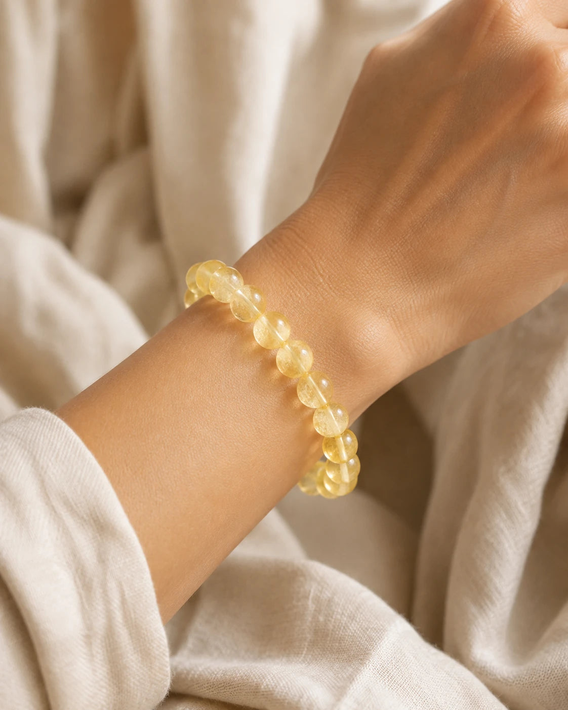 Bracelet en Citrine porté au poignet