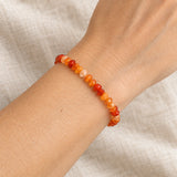 Bracelet Cornaline en petits éclats porté au poignet