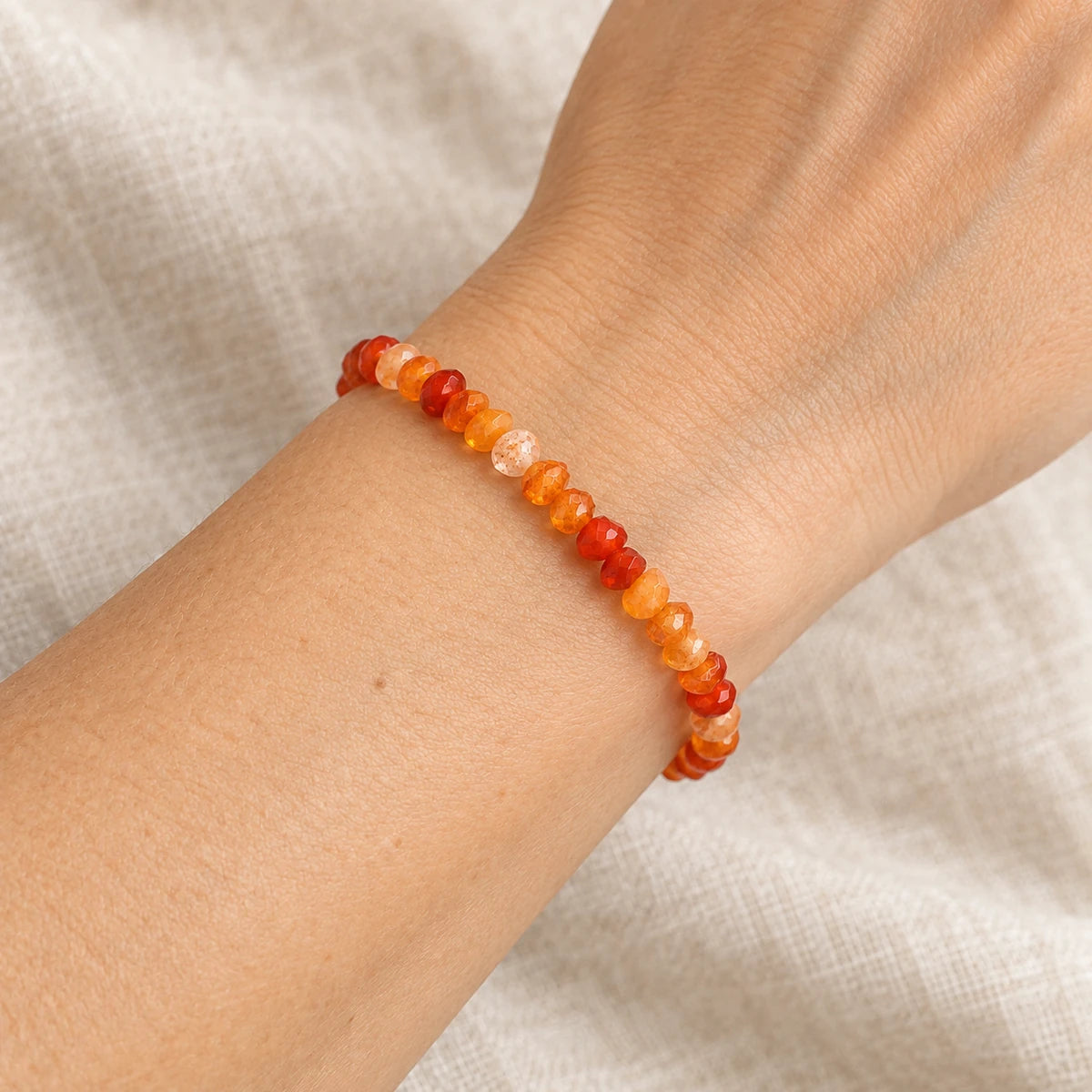 Bracelet Cornaline en petits éclats porté au poignet