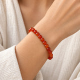 Bracelet Cornaline en perles porté au poignet