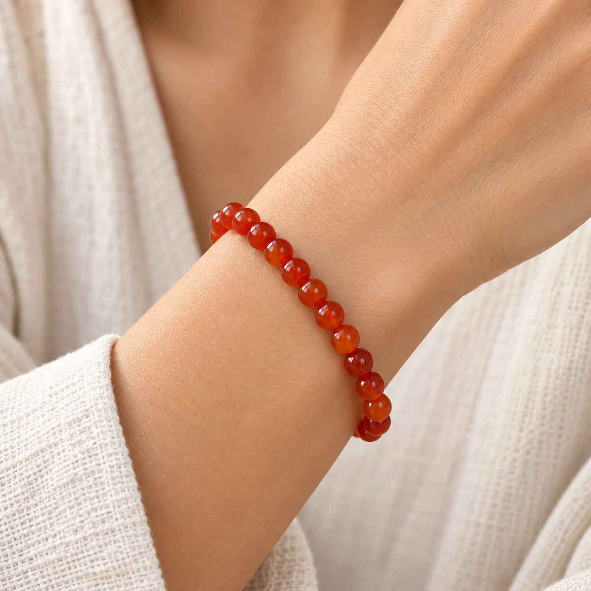 Bracelet Cornaline en perles porté au poignet
