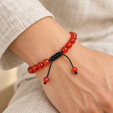 Bracelet Cornaline tressé ajustable porté au poignet
