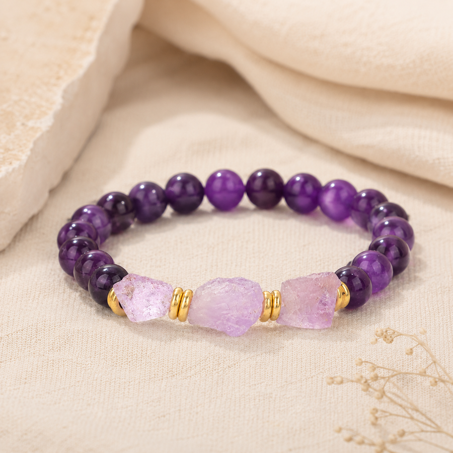 Bracelet en améthyste brute posé sur du lin écru