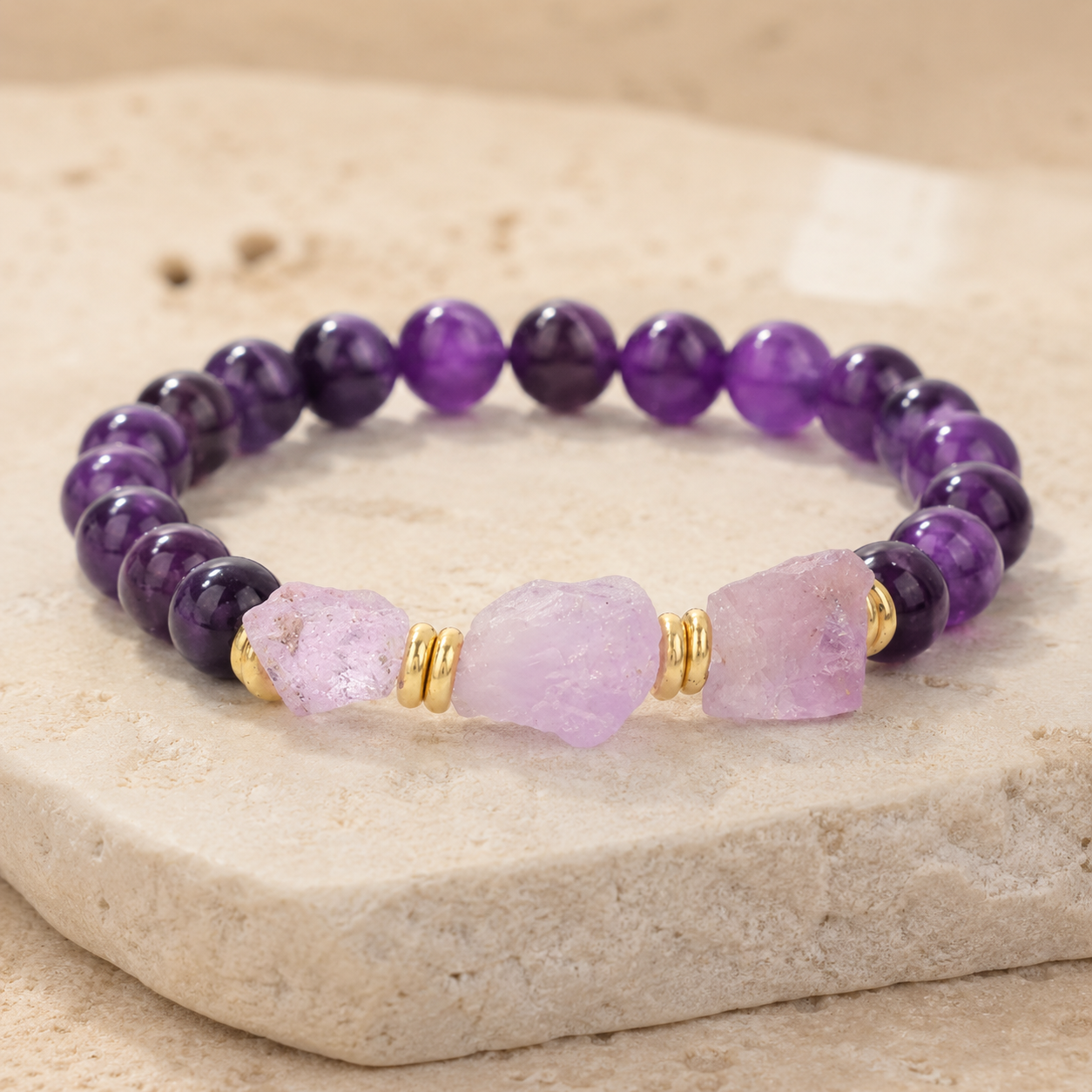 Bracelet Elara en améthyste avec pierres brutes et détails dorés