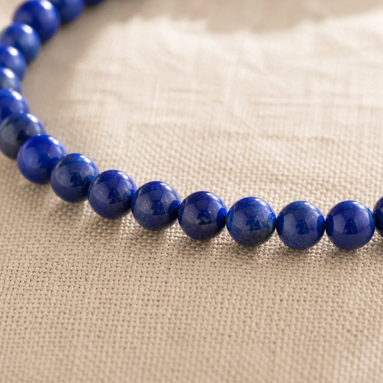 Détail des petites perles de 4 mm en Lapis Lazuli