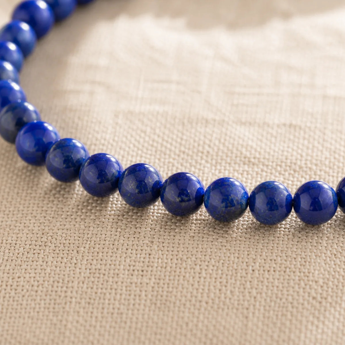 Détail des petites perles de 4 mm en Lapis Lazuli