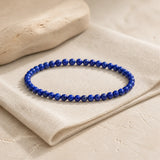 Bracelet fin en Lapis Lazuli dans une ambiance naturelle