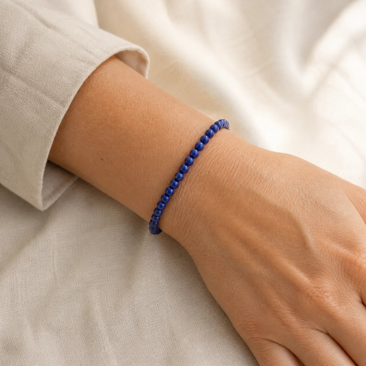 Bracelet fin en Lapis Lazuli porté au poignet