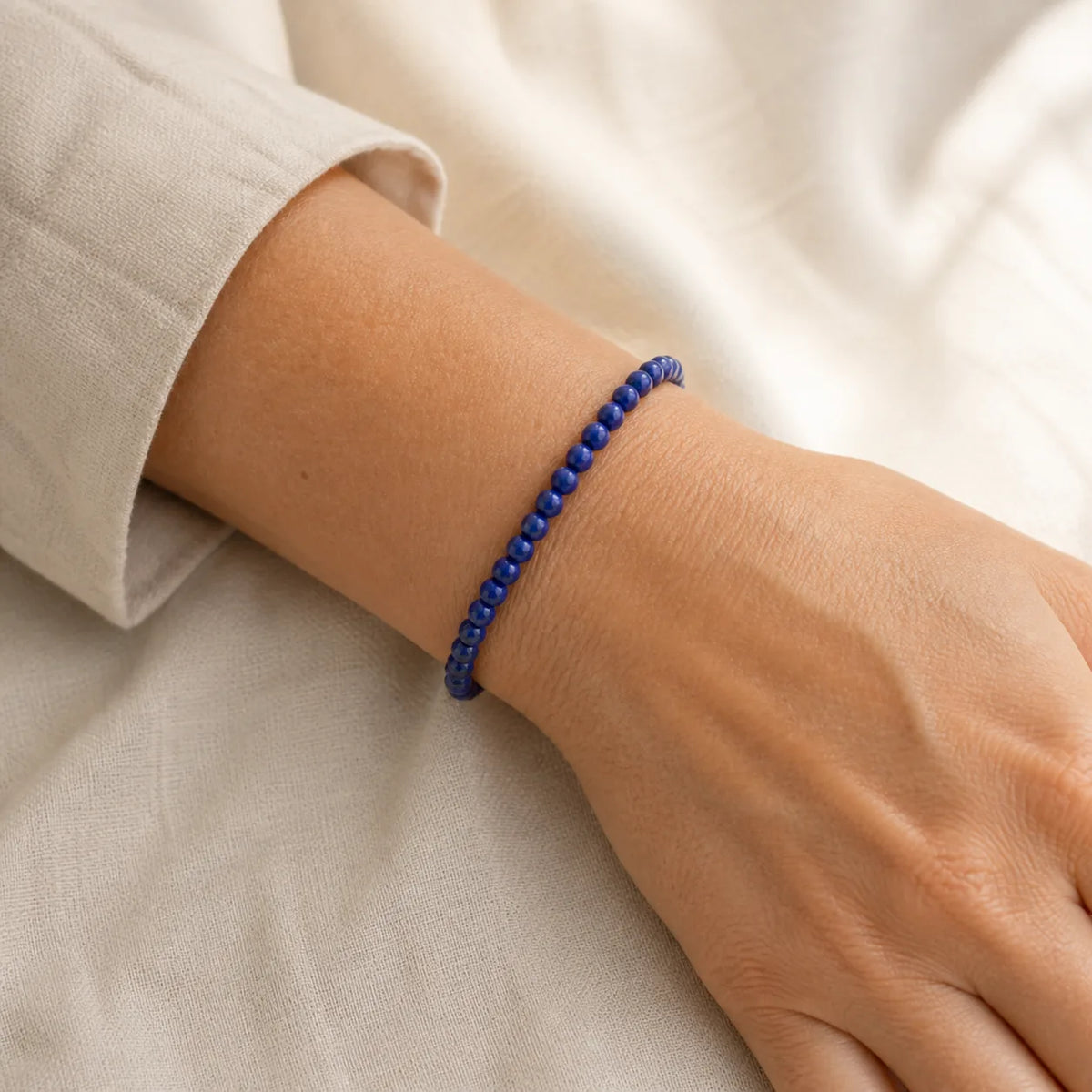 Bracelet fin en Lapis Lazuli porté au poignet
