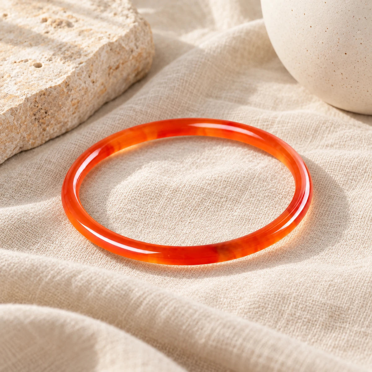 Bracelet jonc en Cornaline dans une ambiance naturelle